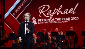 Raphael recibe su homenaje como Persona del Año de los Latin Grammy